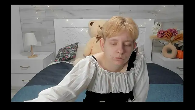 EloraBlu online show from April 1, 7:31 am