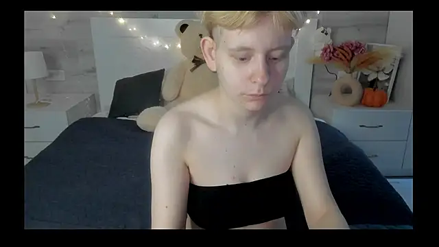 EloraBlu online show from April 7, 7:21 am