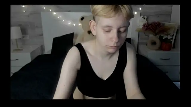 EloraBlu online show from April 9, 6:19 am