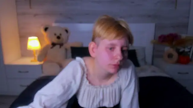 EloraBlu online show from March 17, 1:04 pm