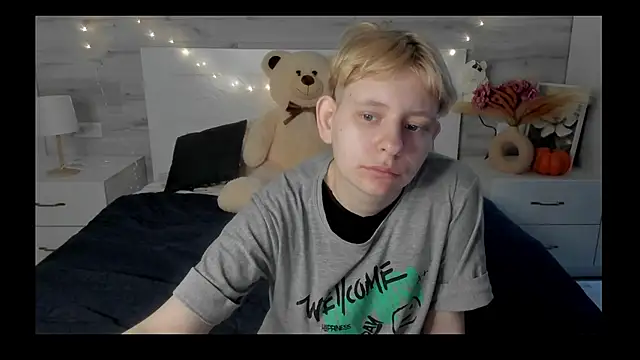 EloraBlu online show from April 6, 6:47 am