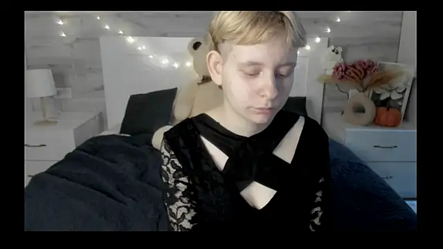 EloraBlu online show from April 10, 6:30 am