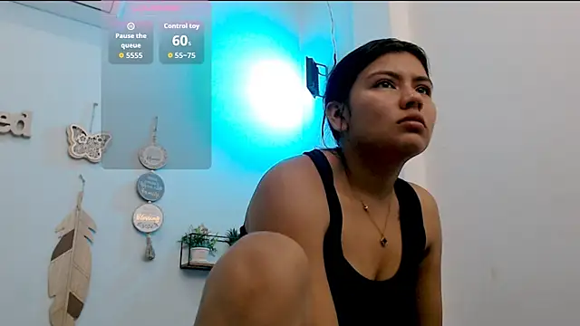hotlatinaluna23 online show from May 22, 2:26 pm