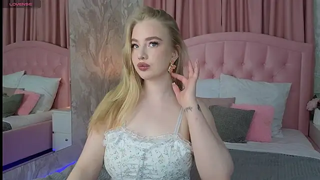 PollyNoire online show from March 30, 8:47 am