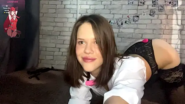 SarahHunnye online show from March 24, 1:00 am