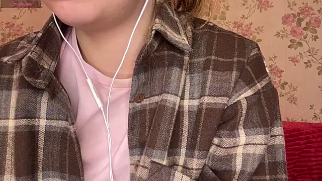 EleneShedden online show from April 4, 11:53 am