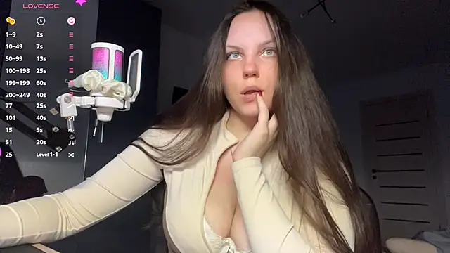 EmilyCroft online show from April 10, 4:13 pm