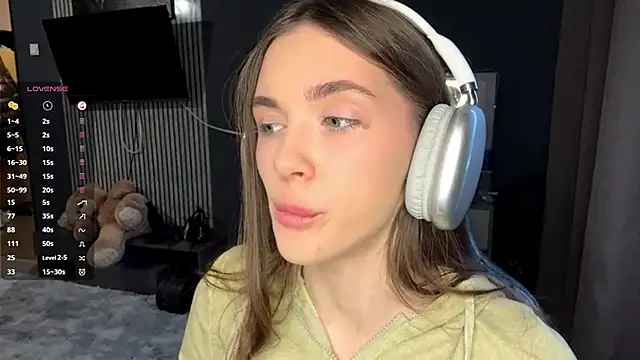 Veluxe online show from April 5, 3:00 pm