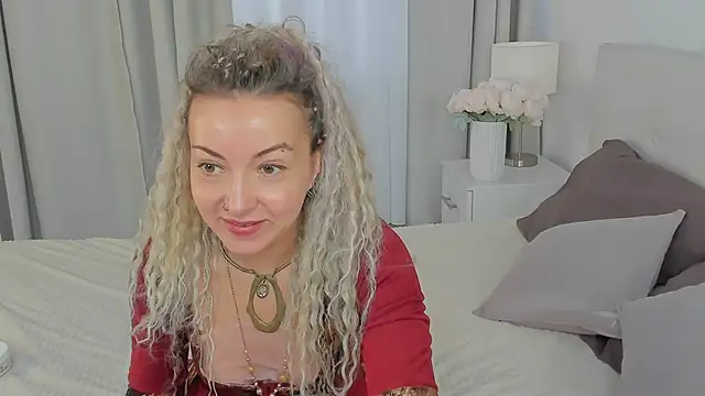 Lar Queen online show from April 1, 10:49 am