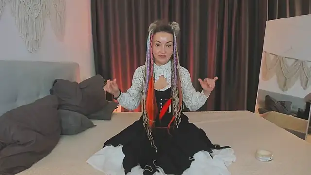 Lar Queen online show from April 10, 9:32 pm