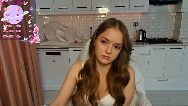 lunaaauraa online show from April 11, 1:48 pm