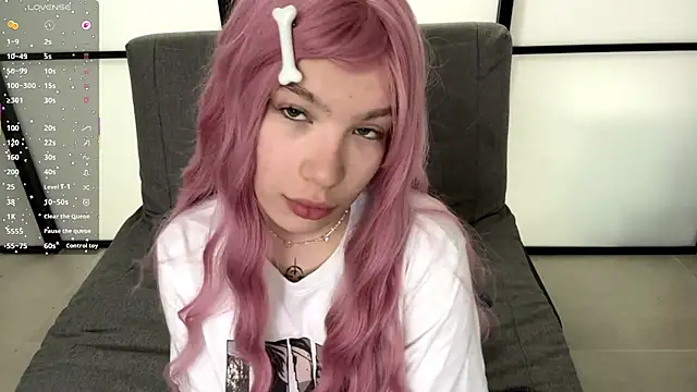 NerissaDeloria online show from April 7, 8:38 am