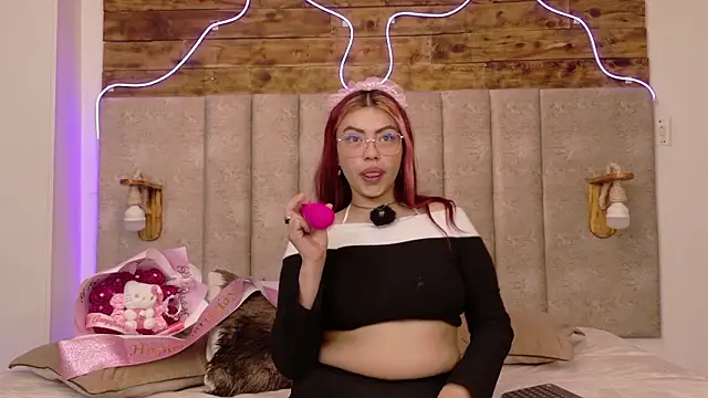 lil moon1 online show from March 18, 1:49 pm