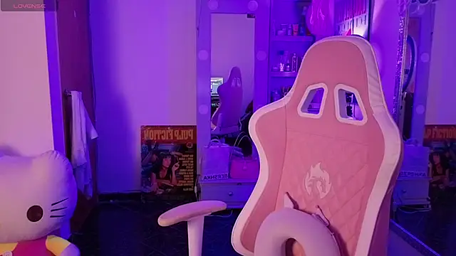 Oliviasims online show from April 15, 9:15 pm