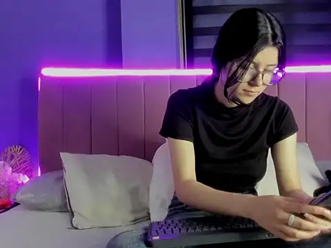 EmiSchwarz online show from April 2, 2:31 am