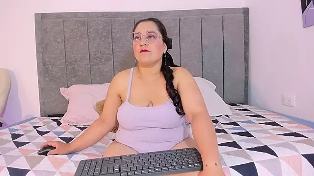 Reina Mia1 online show from April 8, 1:02 pm