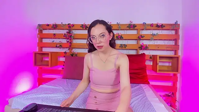 Ashley Benoit online show from March 25, 4:32 pm