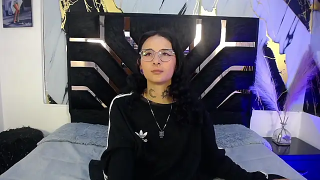 sophiesmithcs online show from April 7, 8:55 pm