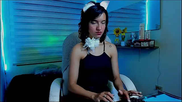 Clawdeen Hot online show from April 6, 4:46 am