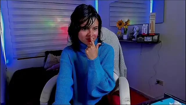 Clawdeen Hot online show from April 9, 6:19 am