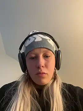 LeniMaria online show from March 30, 5:01 pm