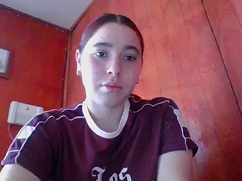 Annisof000 online show from April 13, 7:25 pm