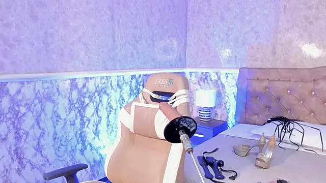 Horny Brunette  online show from March 29, 4:44 am