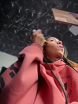 Laila LS online show from April 1, 2:03 pm