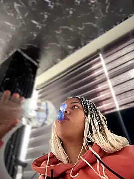 Laila LS online show from April 8, 1:35 pm