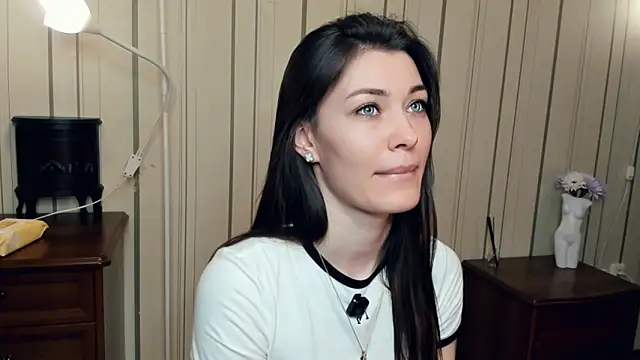 JulissaLipoma online show from April 2, 8:01 am