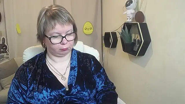 BonnnyBoobsy online show from April 11, 7:45 am