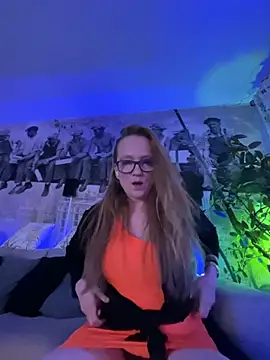 LizzieZ1975 online show from May 23, 8:29 pm