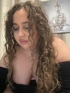 CurlyMaddie online show from April 6, 6:20 pm