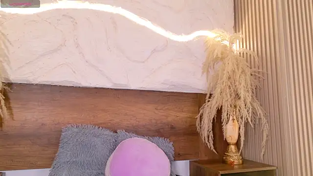 lara curly online show from April 9, 9:59 am