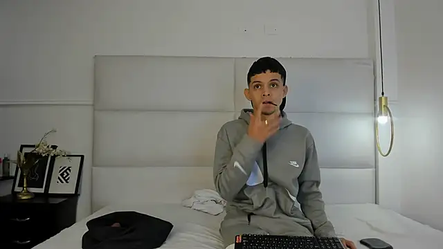 your d0ll1 online show from April 3, 12:25 pm