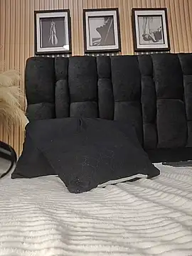 Lilith Bonnet  online show from March 26, 8:10 pm