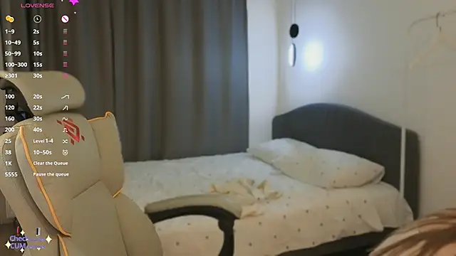 mowalova online show from April 10, 8:37 pm