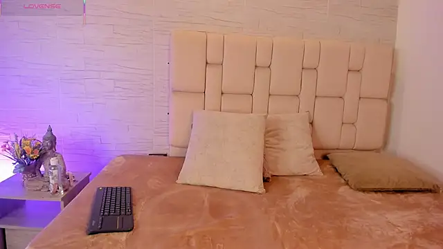 laurakane  online show from April 8, 12:51 pm