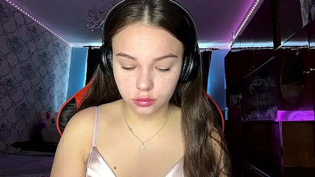 ThedaStrevell online show from April 9, 7:14 am