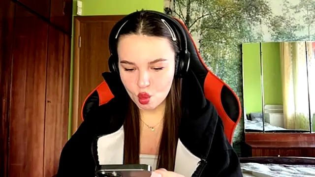 ThedaStrevell online show from March 30, 9:09 am