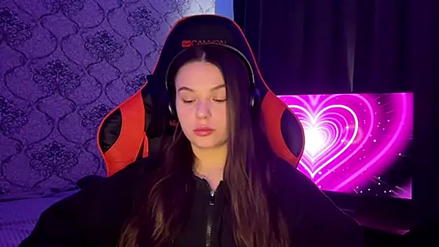 ThedaStrevell online show from April 7, 7:10 am