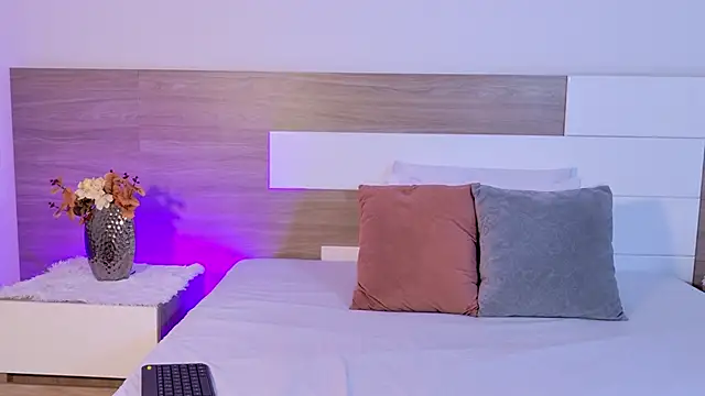 Snapshot of LindaBenetti chatting on April 9, 11:37 am LindaBenetti online show from April 9, 11:37 am