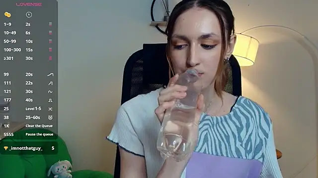 LoraLanett online show from April 2, 1:41 pm