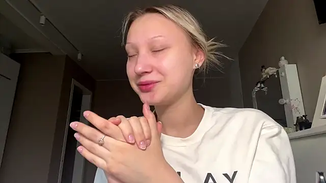 VibeAnna online show from April 2, 3:15 am