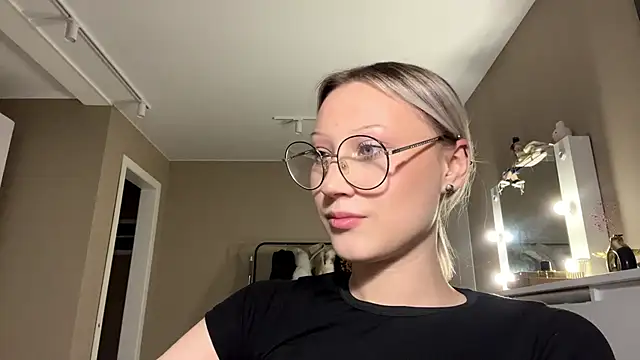 VibeAnna online show from April 4, 1:10 pm