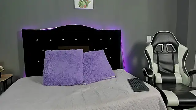 PinkAria online show from April 7, 7:16 pm