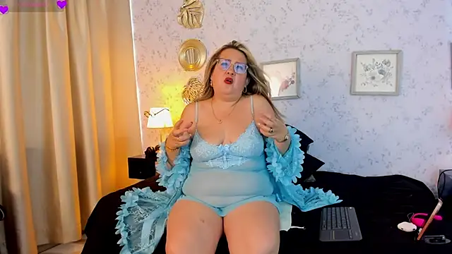 Snapshot of Martinacurvy_ chatting on March 28, 3:55 pm Martinacurvy online show from March 28, 3:55 pm