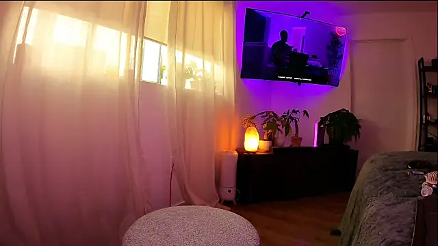 alldogsgotoheaven online show from April 7, 5:37 pm