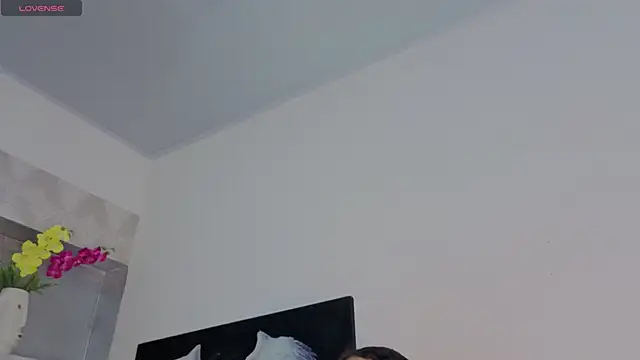 leyla dikens  online show from April 6, 1:23 pm