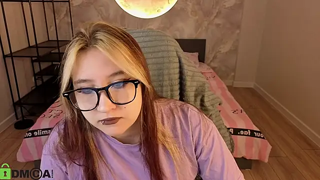 Luna Host online show from April 7, 1:29 am